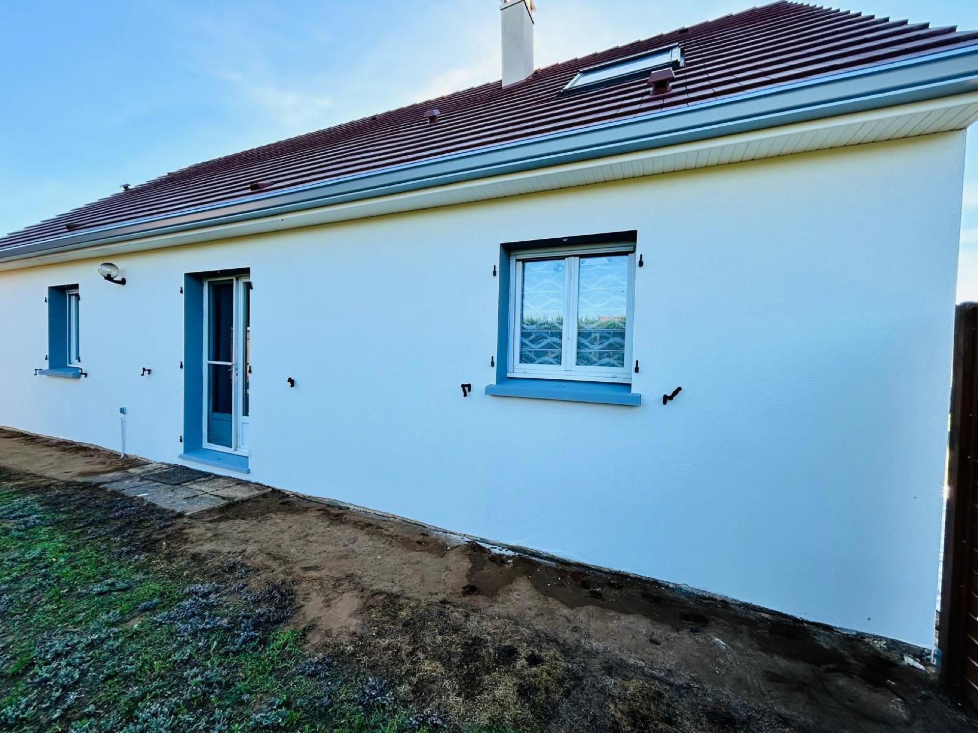 Façade de maison repeinte en blanc avec menuiseries et volets bleu-gris, rénovée par la Société Peinture Malas
