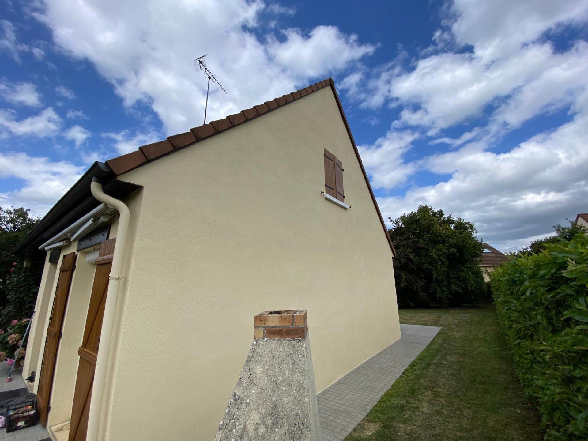Façade extérieure d'une maison rénovée en crépi beige clair par la Société Peinture Malas