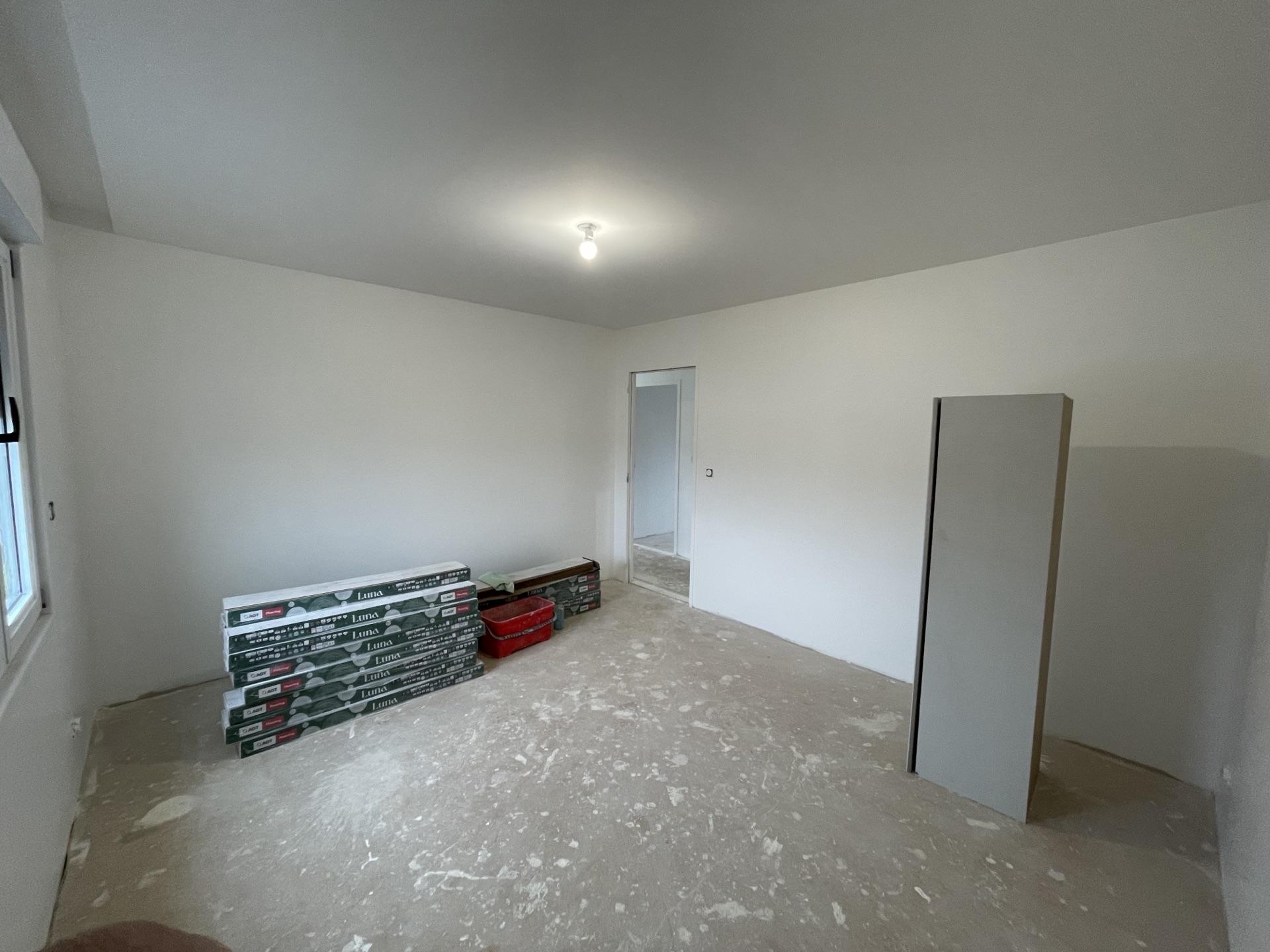 Chambre rénovée et repeinte en blanc, supports préparés avant pose des sols