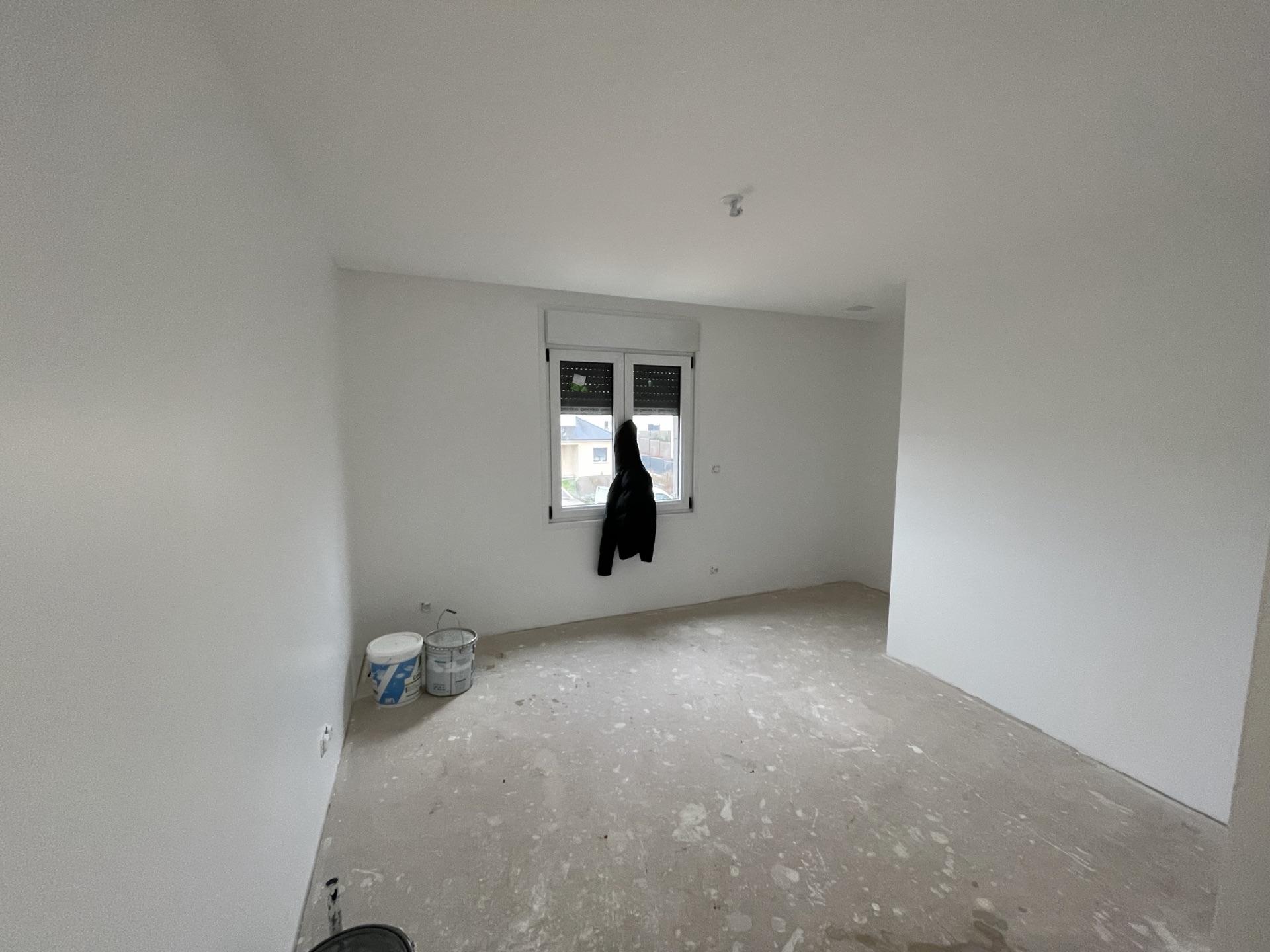 Pièce lumineuse entièrement remise en peinture blanche par la Société Peinture Malas