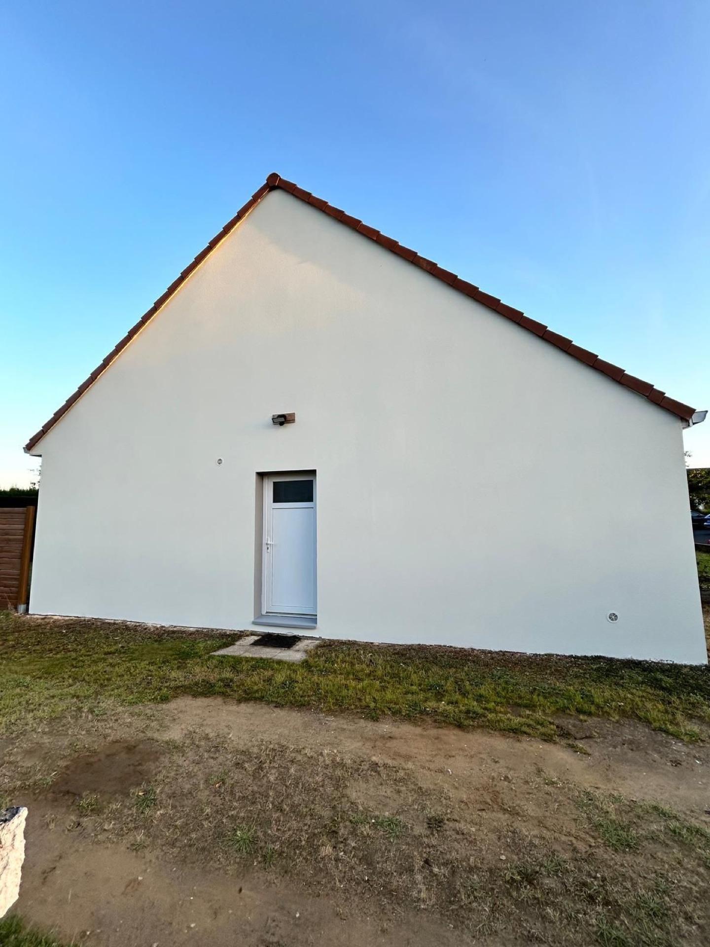 Pignon de maison ravalé et peint en blanc avec porte d'accès, rénovation extérieure par la Société Peinture Malas