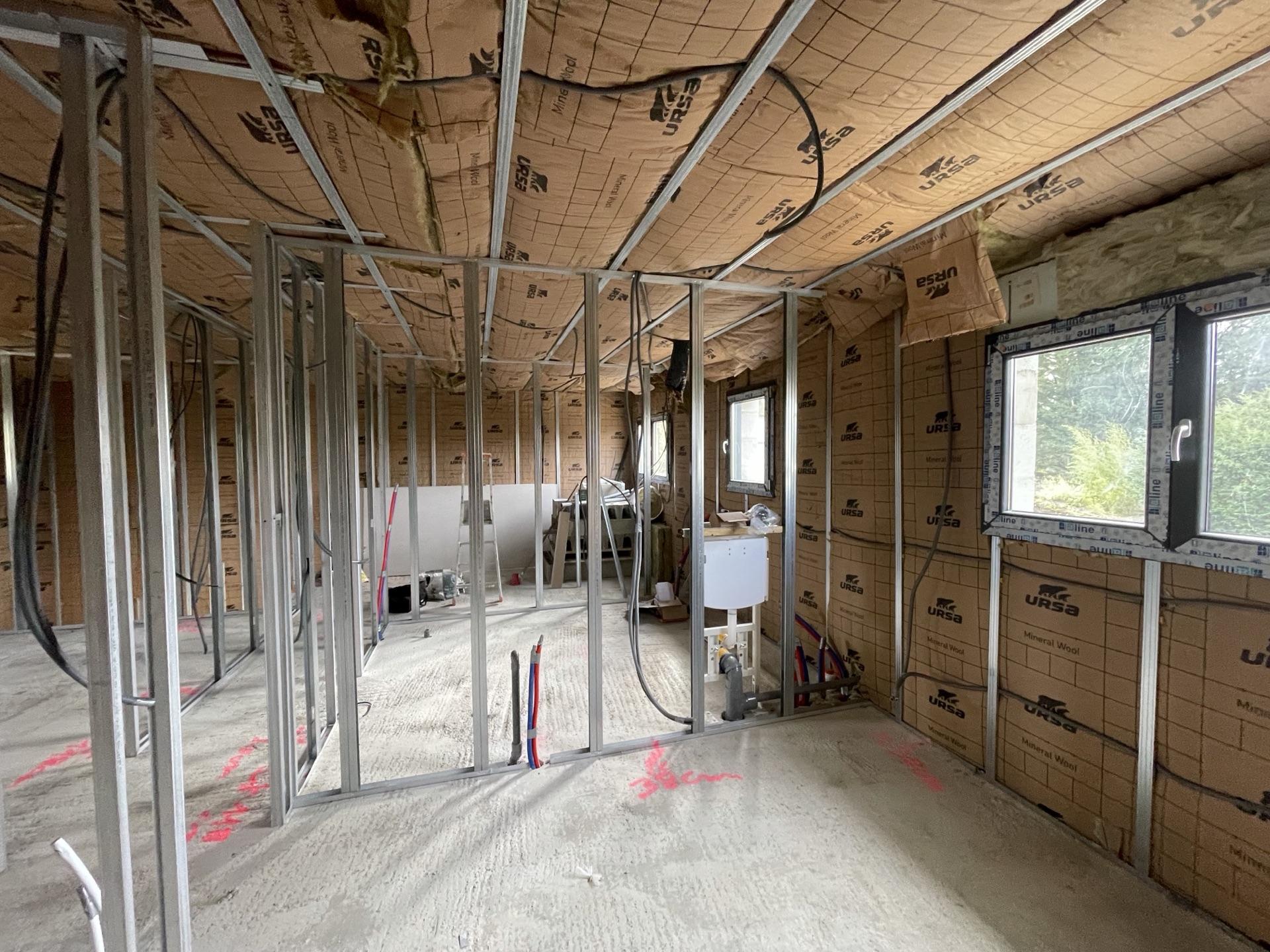 Ossature métallique de cloisons en placo et passage des réseaux dans une maison en rénovation